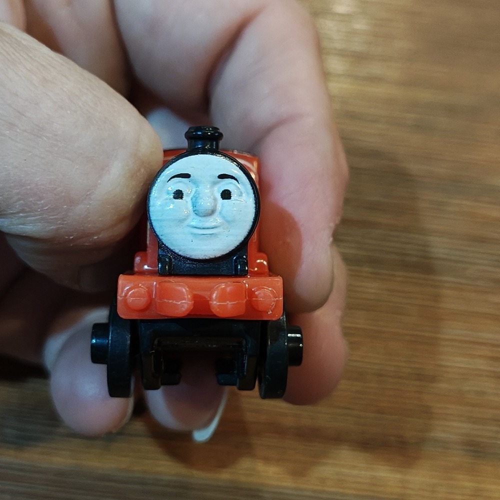 THOMAS & FRIENDS Minis Train‎ Engine  JAMES (#5) H04A 2014 Metallic Red